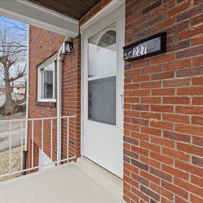 Foto del edificio - 227-229 Shadyhill Road