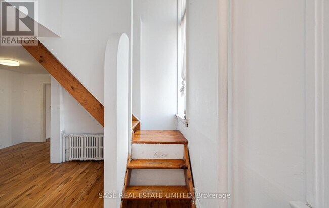 Photo du bâtiment - MAIN N - 207A COWAN AVENUE