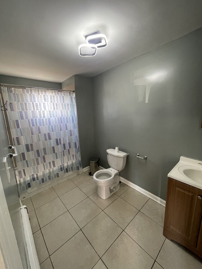 Baño - 377 S 10th St