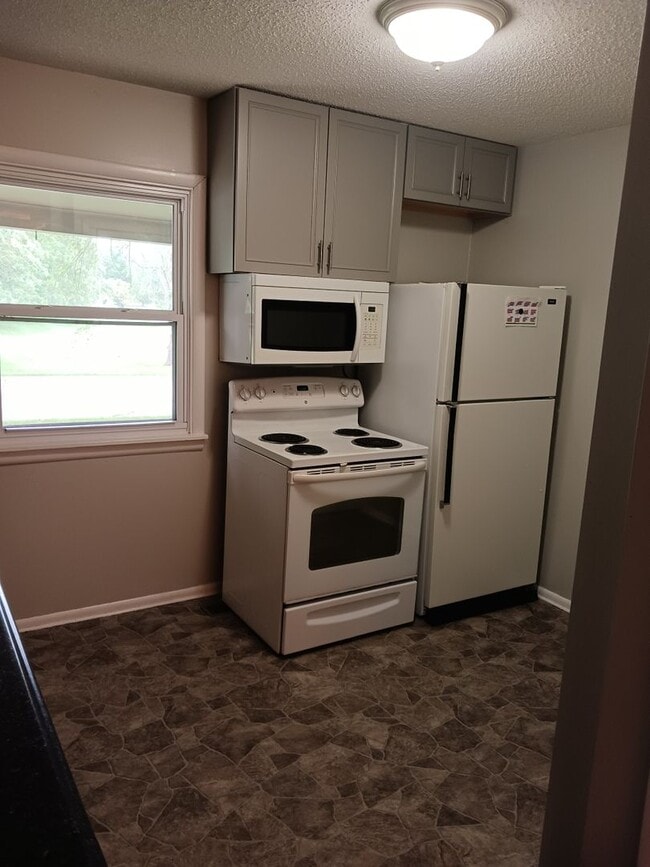 Building Photo - Well-Maintained 3 Bedroom / 2 Bath Ranch Home