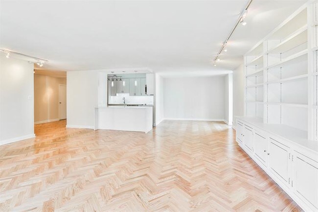 Foto del edificio - 1440 N State Pkwy