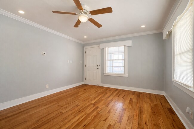 Foto del edificio - Charming 2BR Home with Yard, Porch & In-Home Laundry