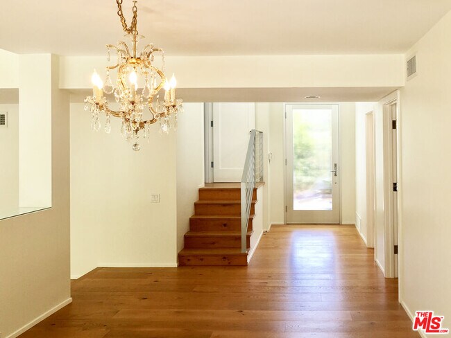 Foto del edificio - 2448 Arbutus Dr