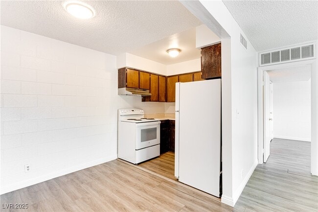 Building Photo - 625 S Royal Crest Cir