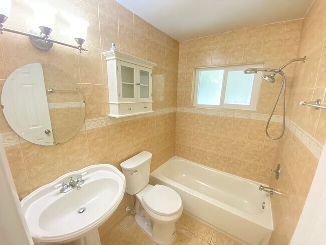 Foto del edificio - 3 Bed / 2 bath / 1 Car Garage Home with La...