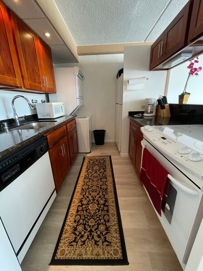 Foto del edificio - 2 Bed 2 Bath 1 Parking at Marco Polo Apart...