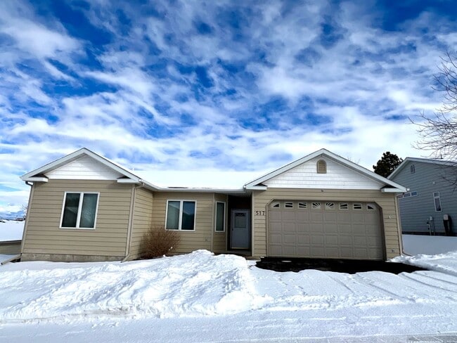 Building Photo - Dog Friendly 3 bed 2 bath Home