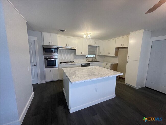 Foto del edificio - 3001 Hummingbird Ln