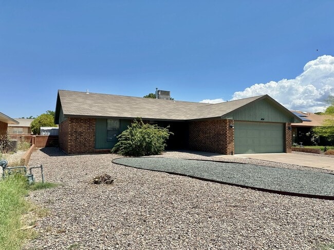 Building Photo - 3 Bdrm/2 Bath Home w/Refrigerated Air Clos...