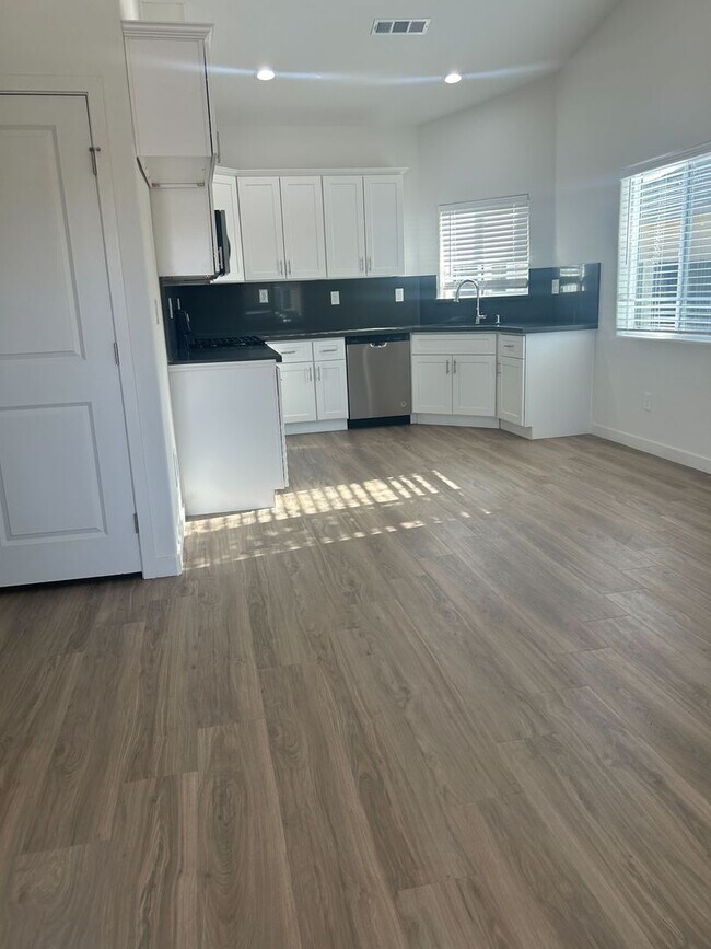Foto del edificio - Duplex in Nortwest Bakersfield