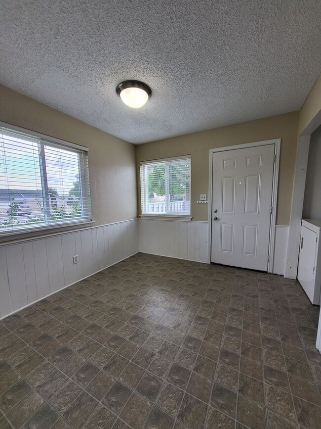 Building Photo - (2) Bed+Study/(2.5) Bath Townhome w/ Pool Access! Available NOW!