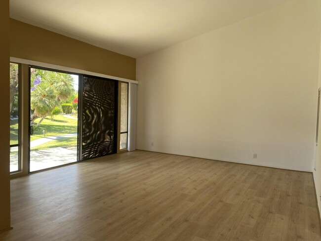 Building Photo - 695 S Cll Petunia