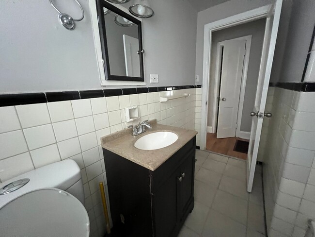 Building Photo - Cozy 2 Bedroom Available Immediately