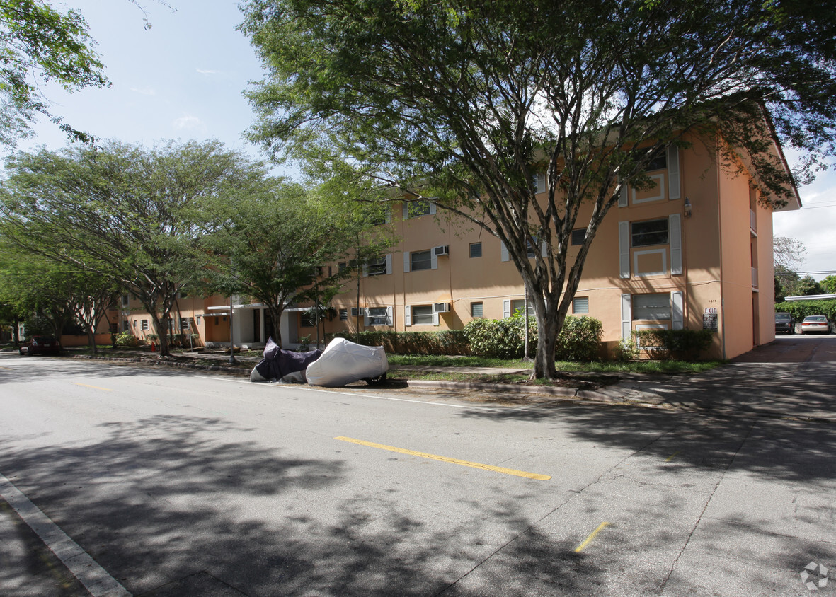 Building Photo - Salzedo in the Gables Condos