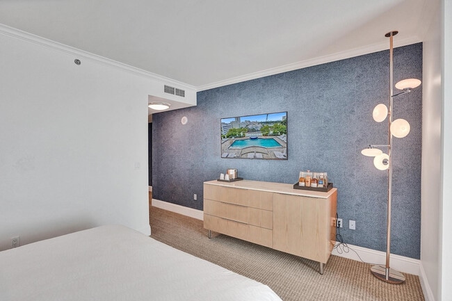 Building Photo - 4390 Collins Ave