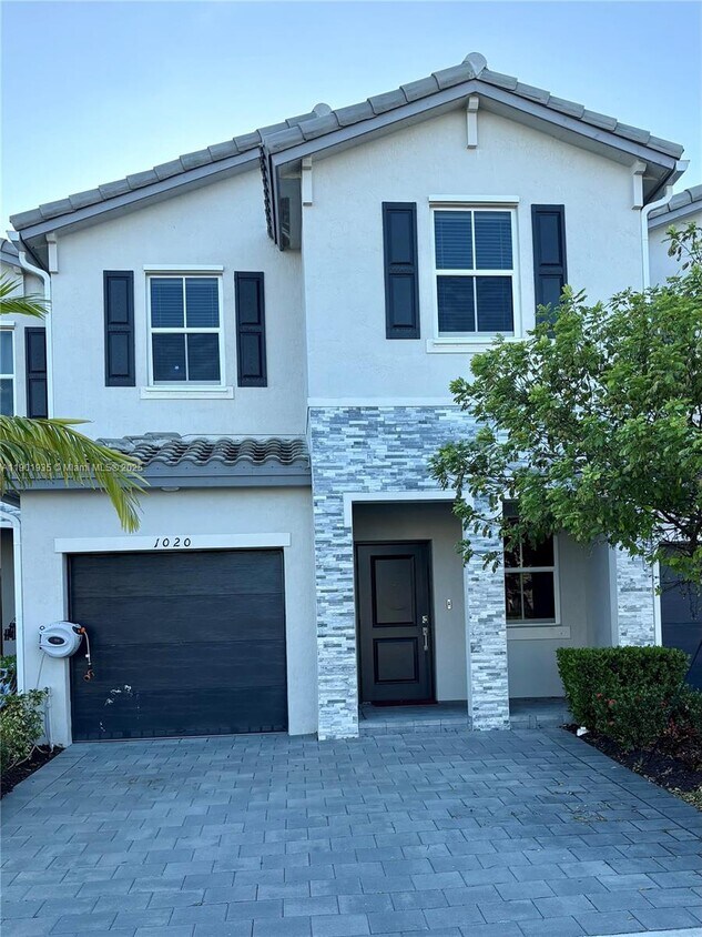 Primary Photo - 1020 SE 26th Ter