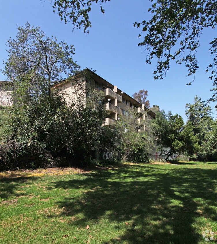Foto del edificio - 327 S Avenue 60