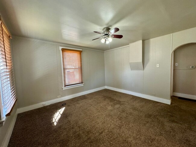 Foto del edificio - Two bedroom one bath home for rent.  Call ...