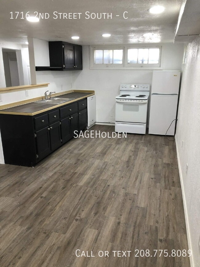 Building Photo - 1716 2nd St S