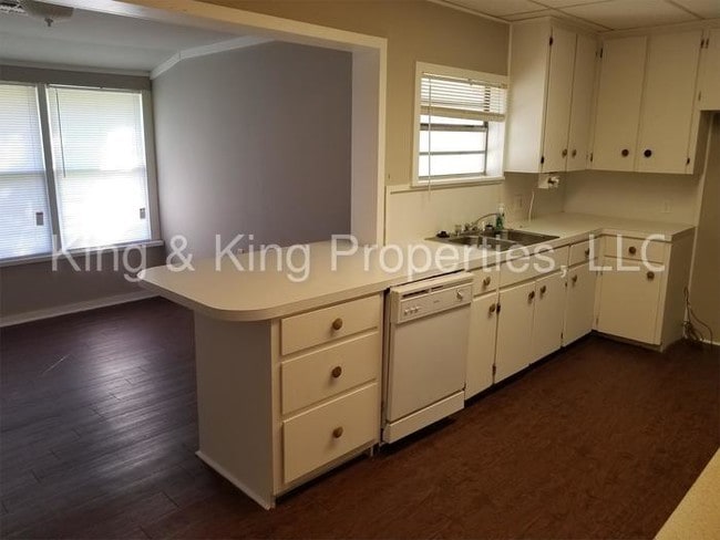 Building Photo - 637 S Mounds St