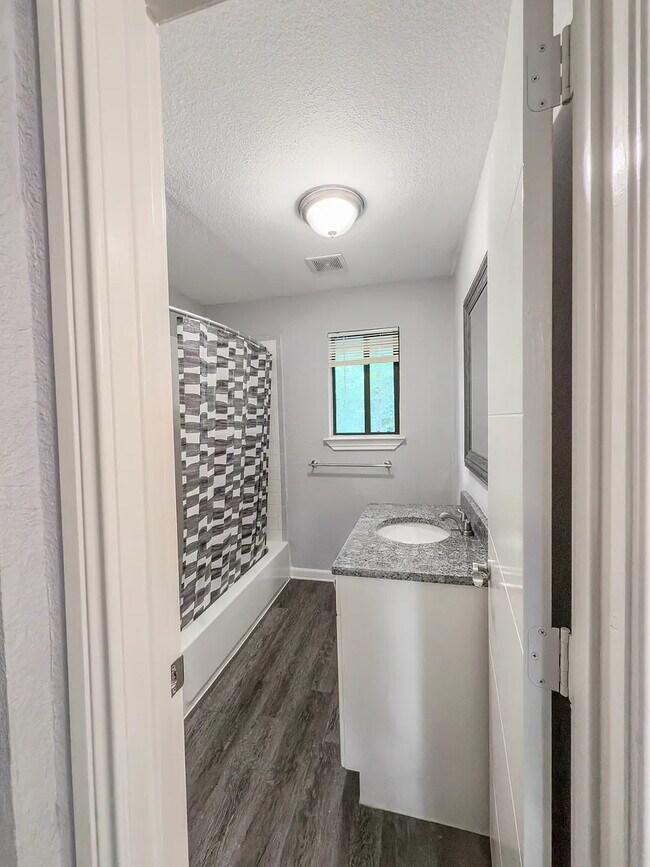 Foto del edificio - 5329 Reiger Ave