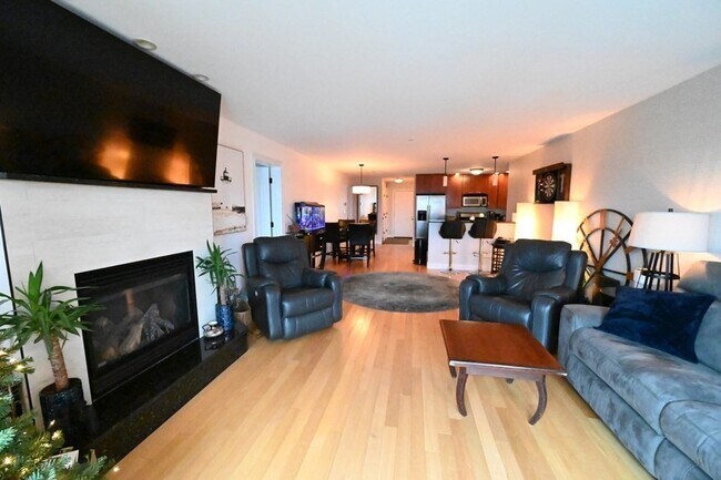 Foto del edificio - 321 W 3rd St
