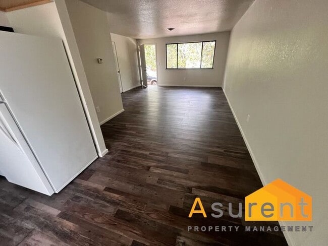 Building Photo - Fully Remodeled Duplex Available Soon!