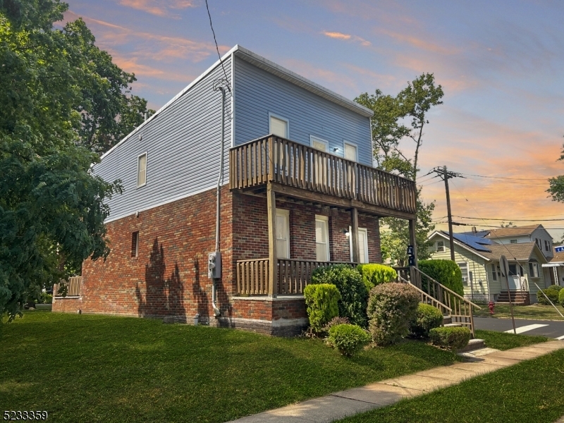 Primary Photo - 958 Main St