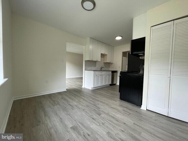 Building Photo - 868 College Pkwy