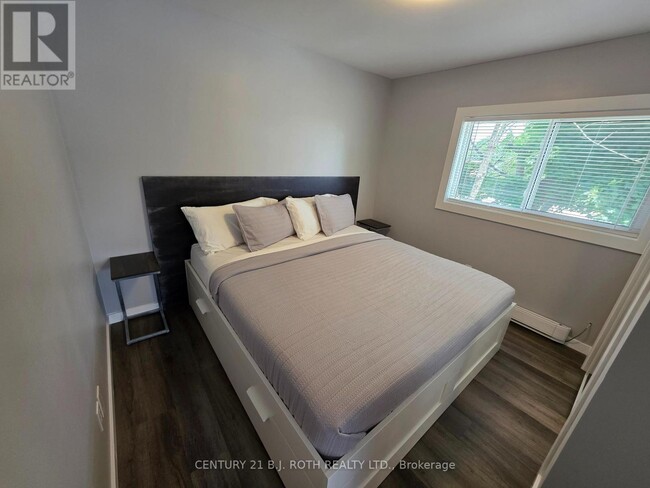 Building Photo - 82 Albert St N