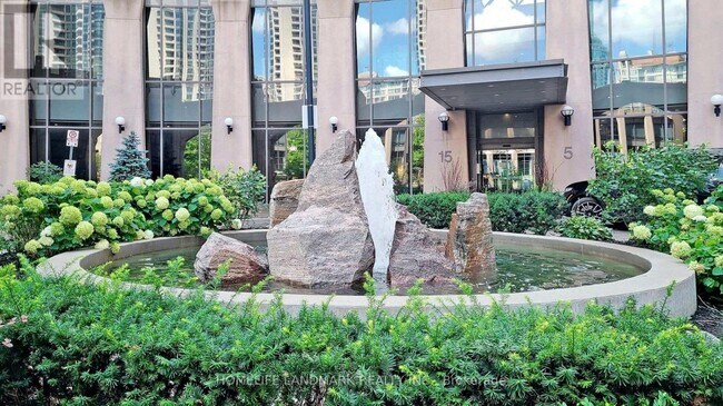 Photo du bâtiment - 5-15 Northtown Way