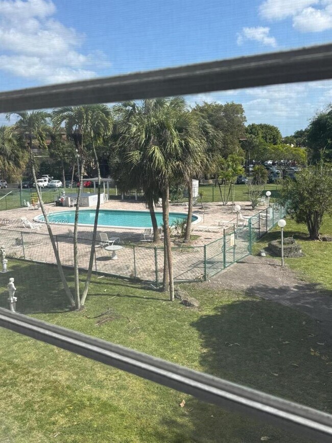 Foto del edificio - 447 NE 195th St