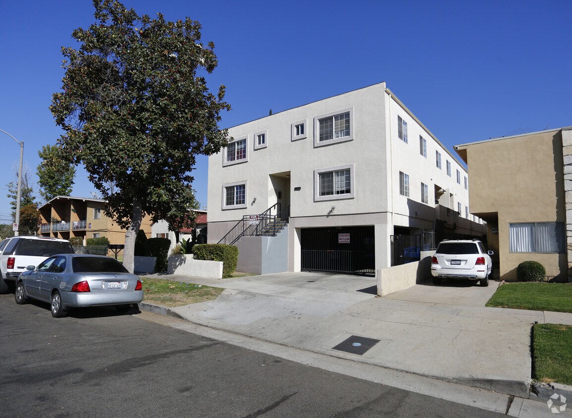 Building - 14839 Sylvan St