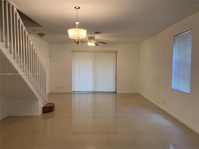 Building Photo - 3894 Tree Top Dr