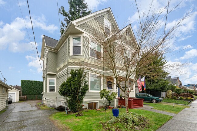 Photo - 5523 Woodlawn Ave N Apartment