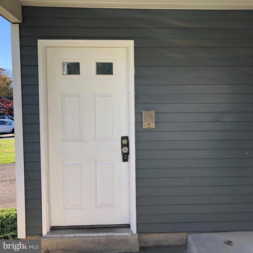 Foto principal - 1652 Bluebird Dr