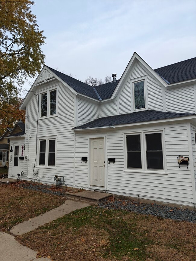 Building Photo - 919 N Elm Ave