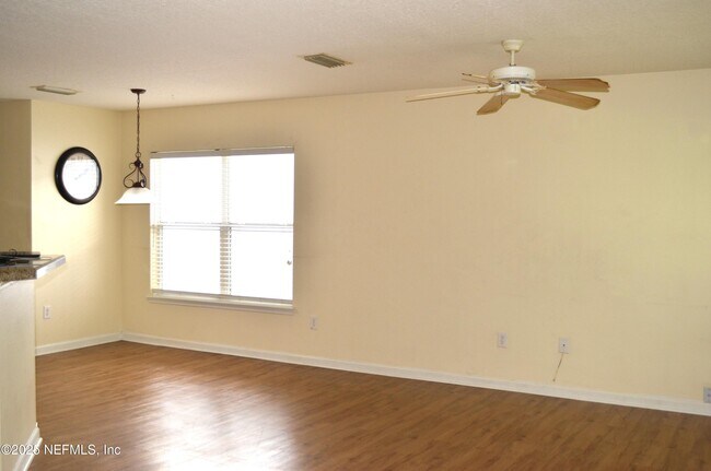Building Photo - 800 Black Cherry Dr S