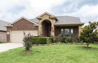 Building Photo - 601 Ivy Ln