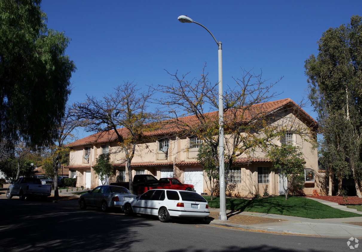 555 E 5th St, Corona, CA 92879 Apartments in Corona, CA