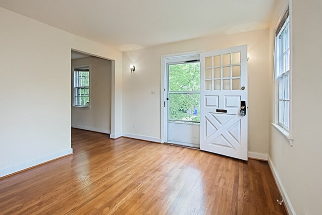 Foto del edificio - Blocks to Crystal City Metro and just minutes to Washington, D.C. via the 14th Street Bridge