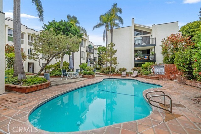 Foto del edificio - 1340 S Beverly Glen Blvd