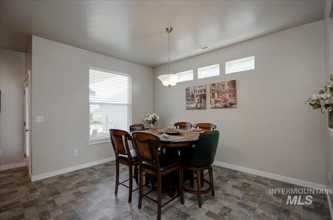 Foto del edificio - 3 Bedroom 2.5 Home with a 2 Car Garage Meridian