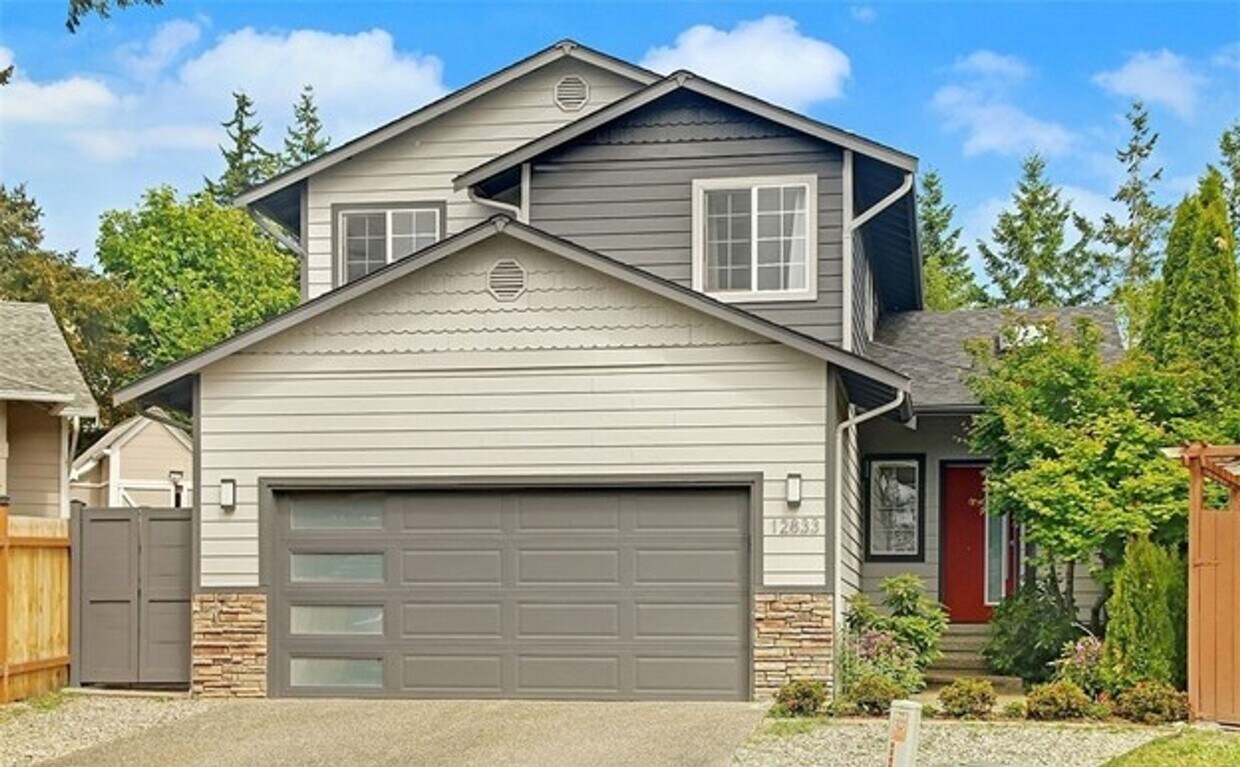 Foto principal - Beautifully remodeled 4bd, 3ba home in EVE...