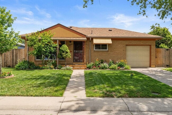 Spacious 5-Bedroom Home with Modern Updates and Natural Light - Spacious 5-Bedroom Home with Modern Updates and Natural Light