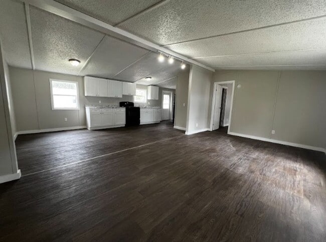 Building Photo - 7017 Silver Lake Dr