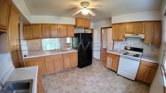 Foto del edificio - 827 Suburban St NE