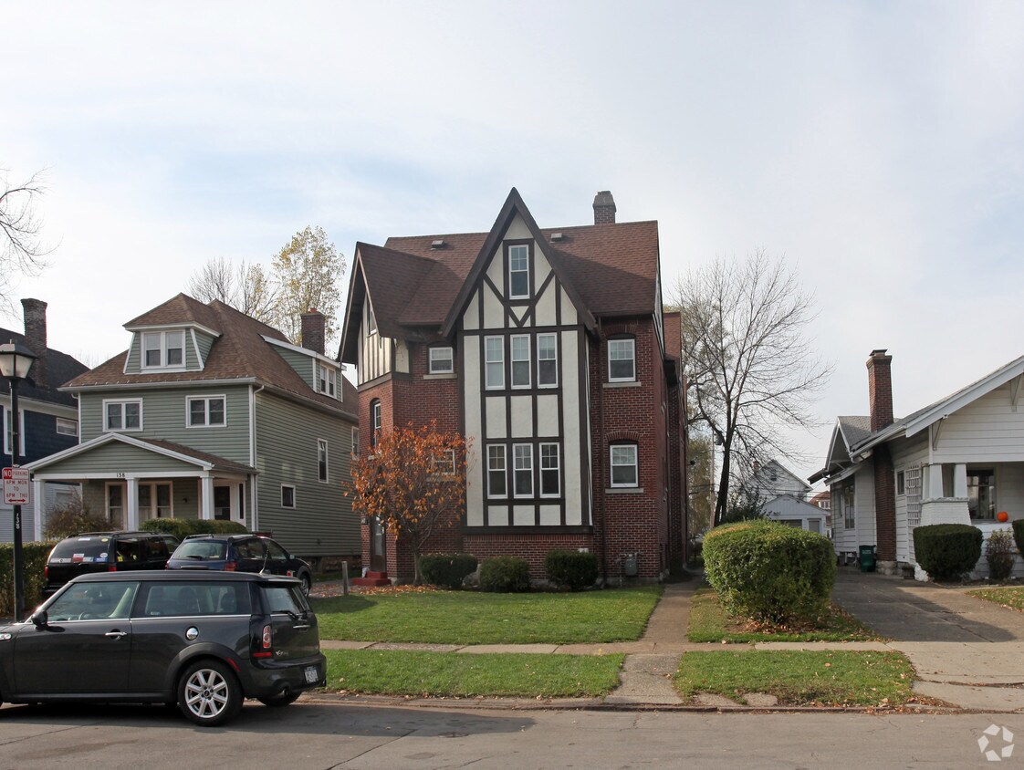 Foto del edificio - 142 Saranac Ave