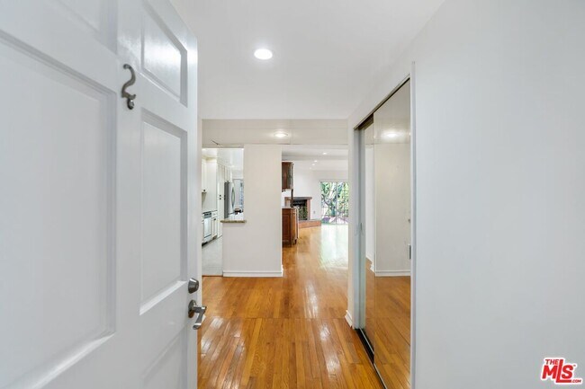 Foto del edificio - 10709 Ashton Ave