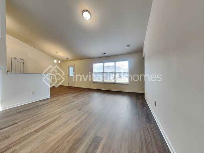 Building Photo - 10111 Green Hedge Ave